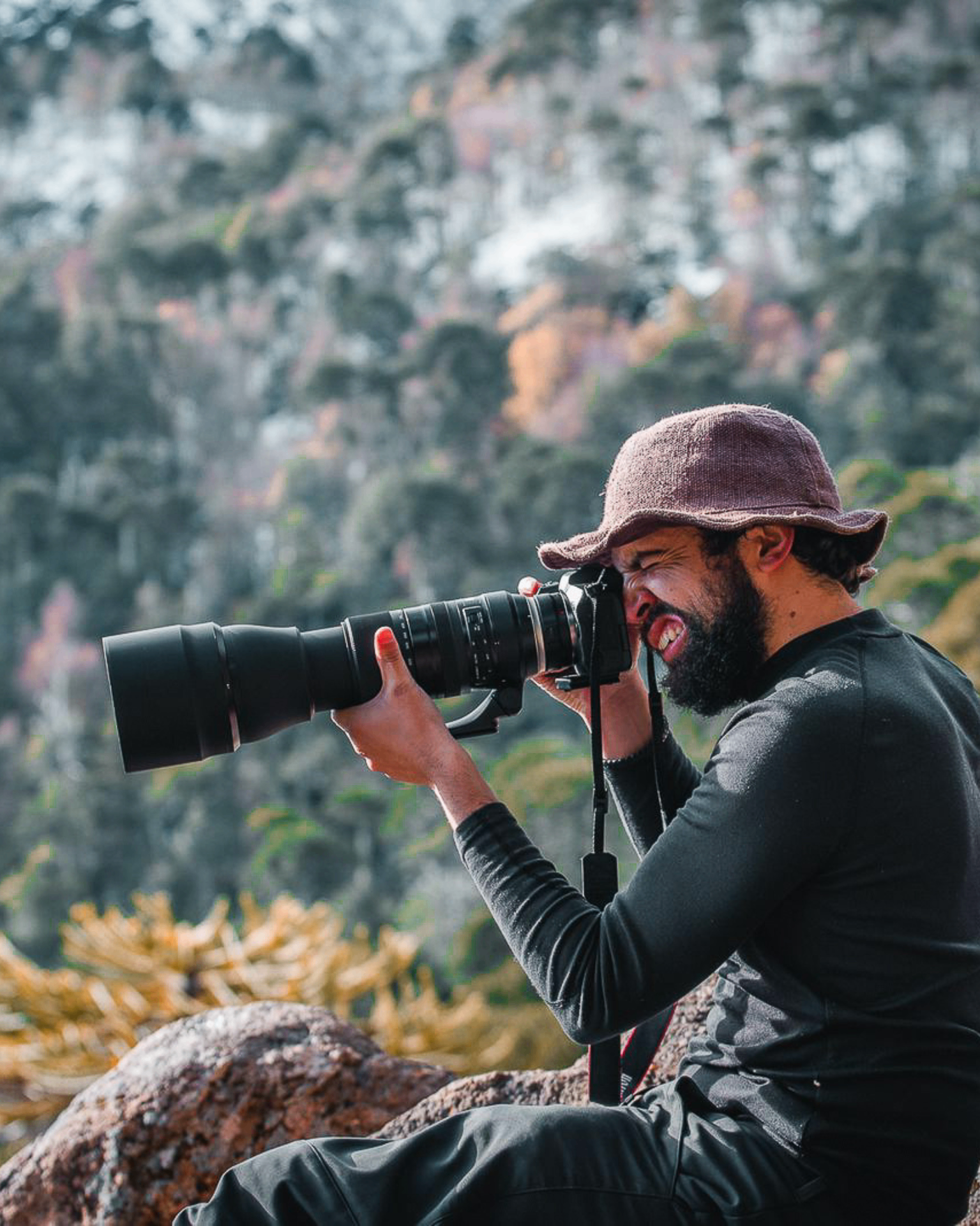 Fotógrafo con teleobjetivo en la naturaleza